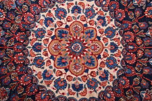 LARGE CHINESE CARPET WITH FLORAL DECORATION, 20TH CENTURY. 