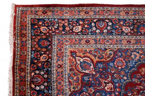 LARGE CHINESE CARPET WITH FLORAL DECORATION, 20TH CENTURY. 