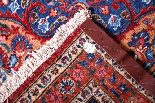 LARGE CHINESE CARPET WITH FLORAL DECORATION, 20TH CENTURY. 