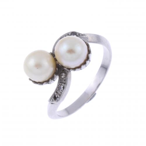 1950'S RING WITH DOUBLE PEARL.