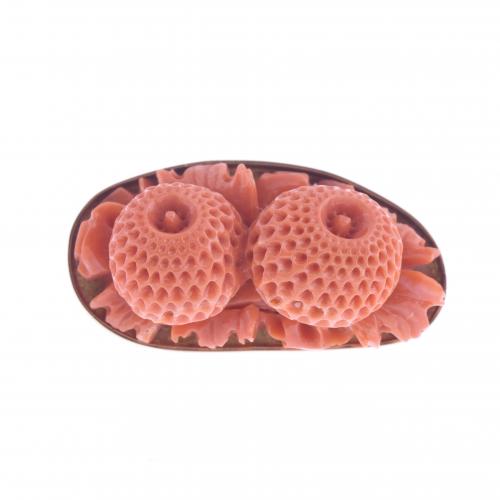 BROCHE-COLGANTE FLORAL EN CORAL.