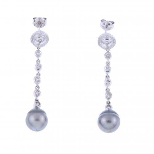 LONG EARRINGS WITH DIAMONDS AND TAHITI PEARL.