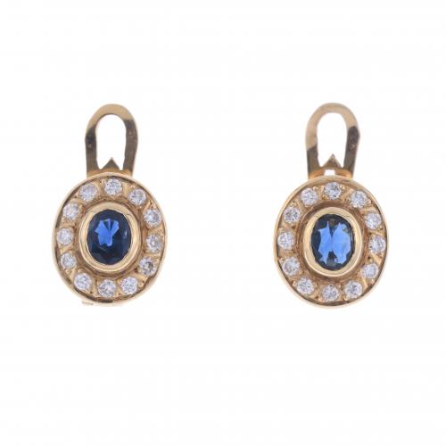 ROSETTE EARRINGS WITH DIAMONDS AND SAPPHIRE.