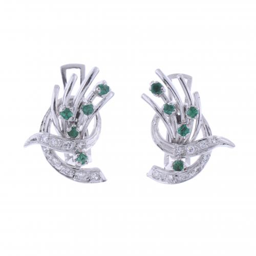 BOW-SHAPED EARRINGS WITH DIAMONDS AND EMERALDS.