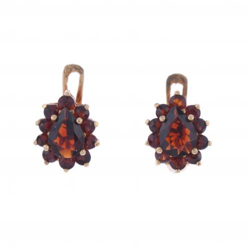 ROSETTE EARRINGS WITH GARNETS.