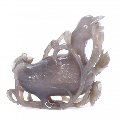 DUCK-SHAPED CHOCOLATES JAR IN CARVED CHALCEDONY AGATE, MID 20TH CENTURY. 