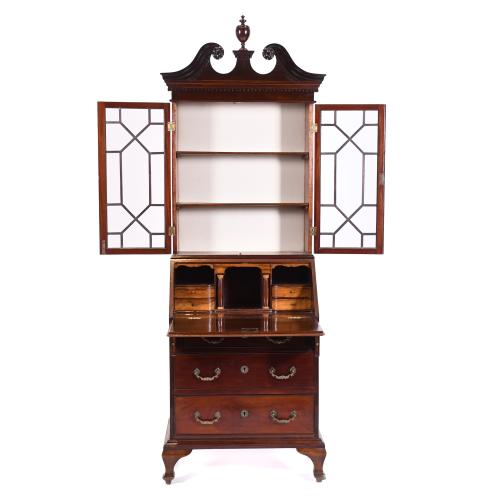 SMALL GEORGE II STYLE DISPLAY CABINET, 20TH CENTURY. 