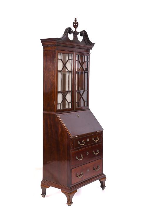 SMALL GEORGE II STYLE DISPLAY CABINET, 20TH CENTURY. 