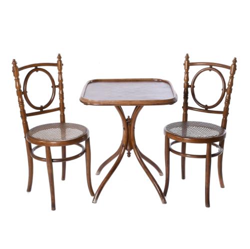 SIGUIENDO MODELOS DE THONET. JUEGO COMPUESTO DE MESA DE AJEDREZ Y PAREJA DE SILLAS VIENESAS, PPS. SIGLO XX.