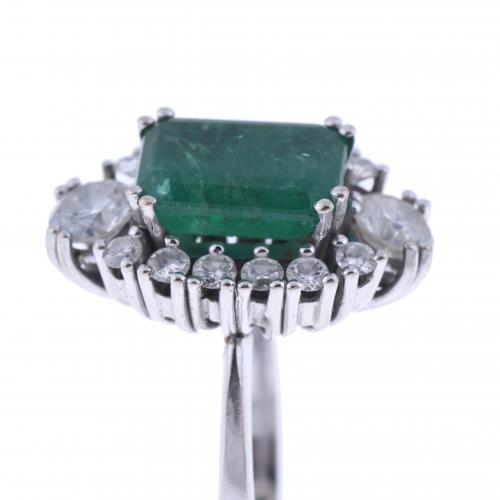 EMERALD AND DIAMONDS RING.