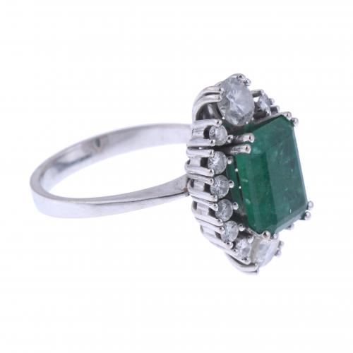 EMERALD AND DIAMONDS RING.