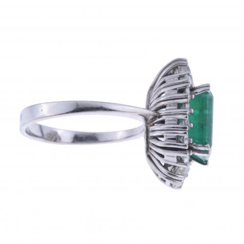 EMERALD AND DIAMONDS RING.