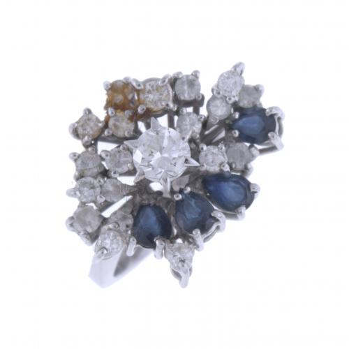 CLUSTER RING WITH DIAMONDS AND SAPPHIRES.