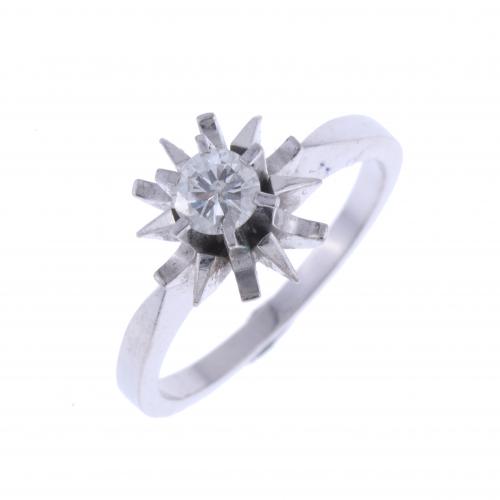 DIAMOND SOLITAIRE RING.