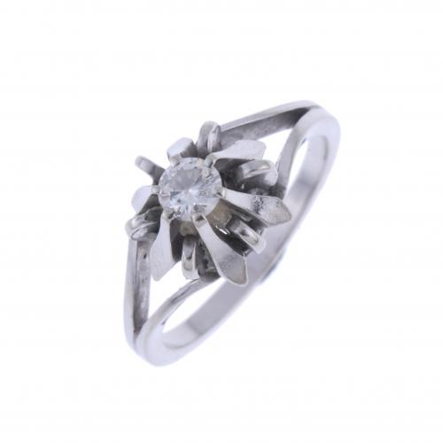 DIAMOND SOLITAIRE RING.