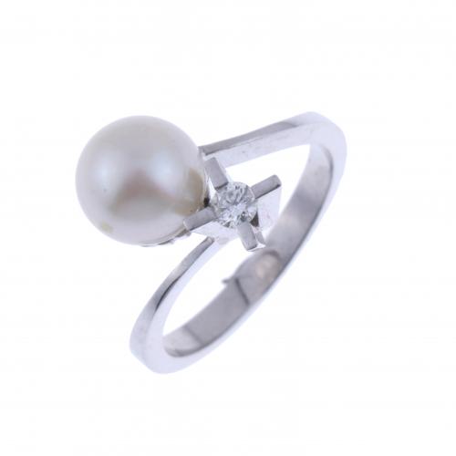 YOU AND ME RING WITH DIAMOND AND PEARL.