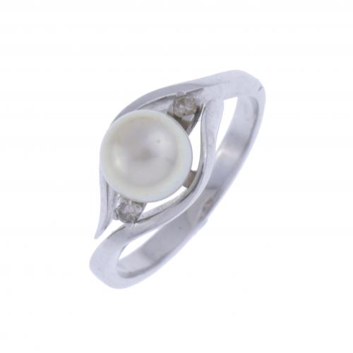 RING WITH A PEARL AND TWO DIAMONDS.