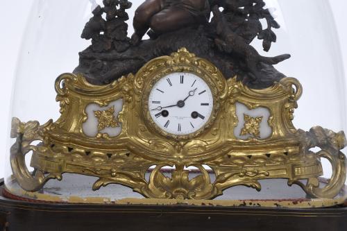 RELOJ DE SOBREMESA NAPOLEÓN III CON GUARNICIÓN, REPRESENTAN