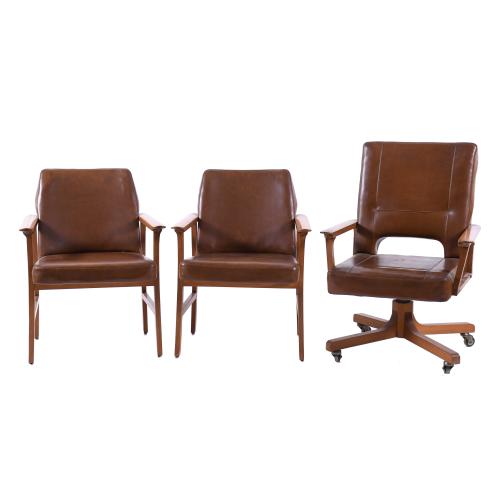 SILLA DE ESCRITORIO Y PAREJA DE SILLONES ESPAÑOLES, CIRCA 1970. 