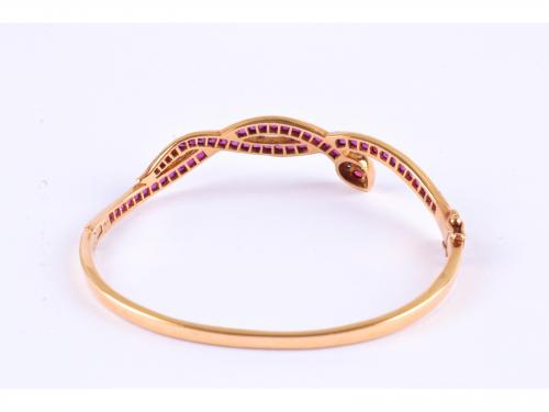 PULSERA ESCLAVA FORMANDO SERPIENTE CON RUBÍES Y DIAMANTES.