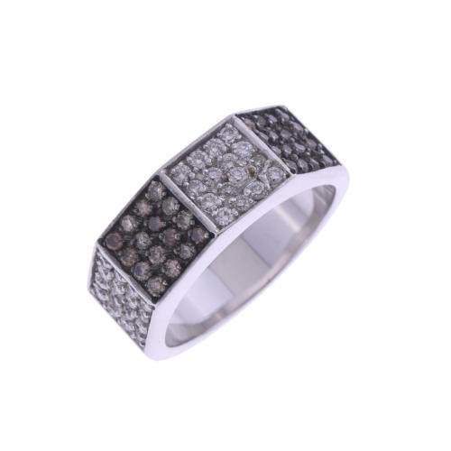 GEOMETRIC RING WITH TWO-TONE DIAMONDS.