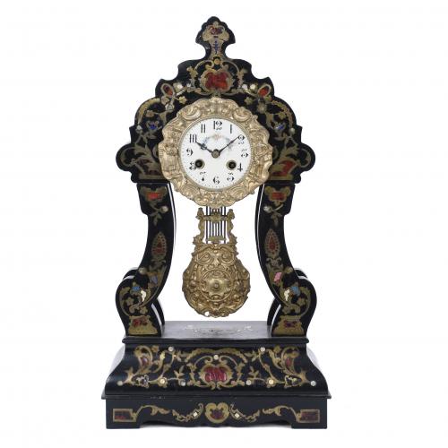 RELOJ DE SOBREMESA CON MARQUETERÍA ESTILO BOULLE, SIGLO XX.