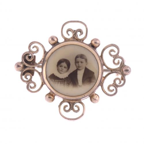 ANTIGUO BROCHE CON FOTOGRAFÍA.