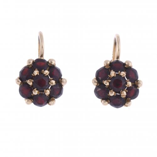 GARNETS ROSETTE EARRINGS, EARLY 20TH CENTURY.