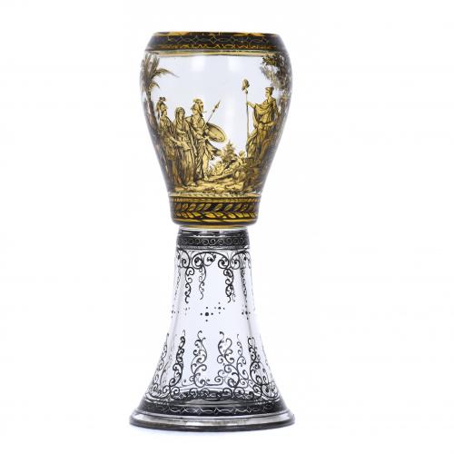 COPA EN CRISTAL DE BOHEMIA CON ESCENA GRECO-ROMANA, 1890-1910.