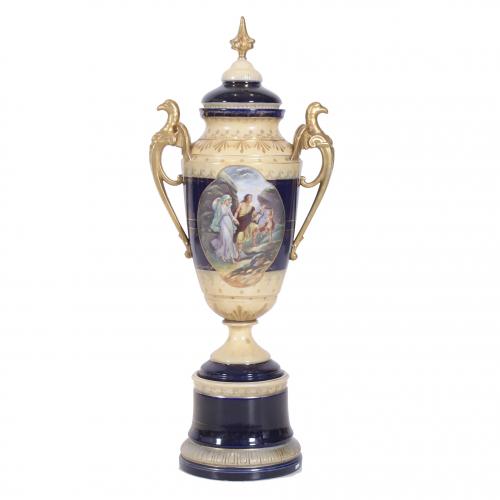 LARGE GOBLET IN AUSTRIAN PORCELAIN, EARLY 20TH CENTURY. 