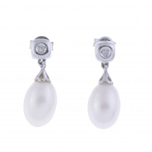 LONG EARRINGS WITH PEARL.