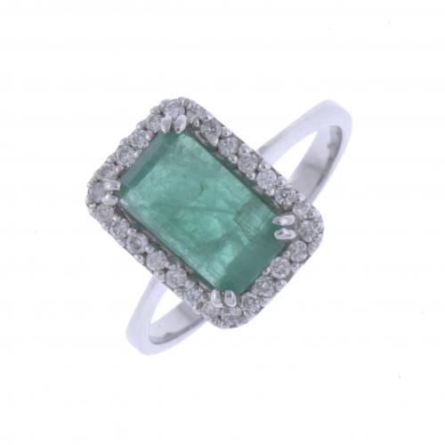 EMERALD AND DIAMONDS RING.