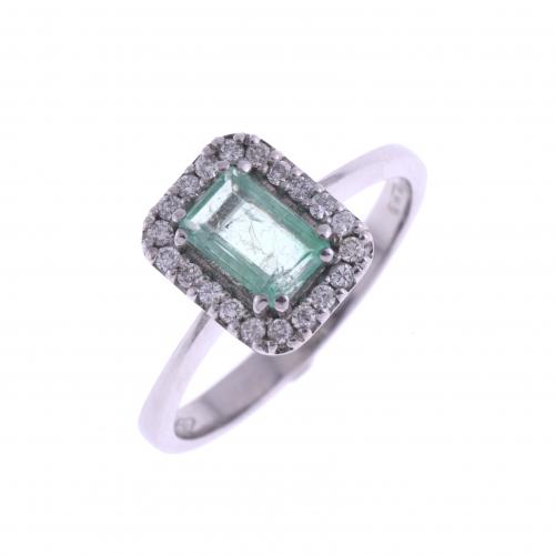 RING WITH EMERALD AND DIAMONDS.