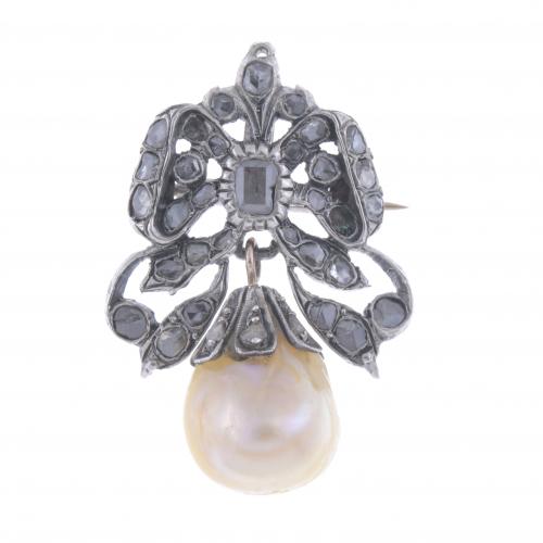 BROOCH BOW WITH BAROQUE PEARL, LATE 18TH CENTURY.