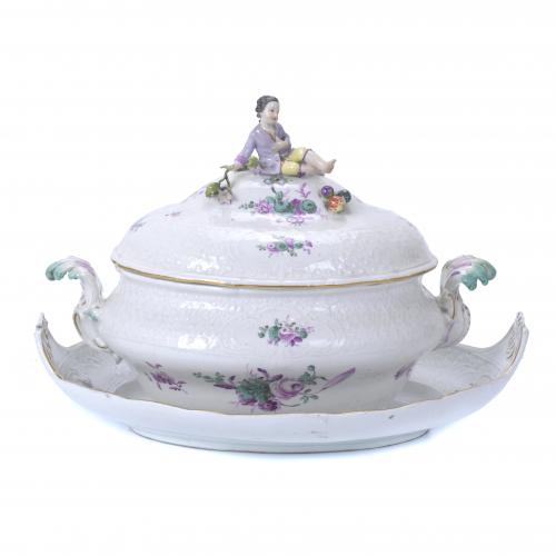 MEISSEN MANUFACTURE. TUREEN WITH PLATTER, 18TH CENTURY.