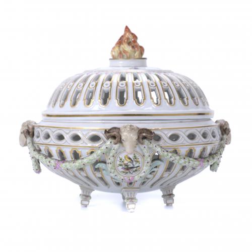 MEISSEN MANUFACTURE. CENTREPIECE, 19TH CENTURY.