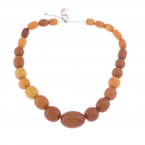 LONG NECKLACE IN BALTIC AMBER.