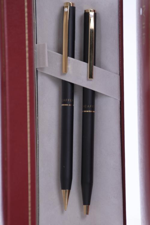 GROUP OF VARIOUS COMMEMORATIVE FOUNTAIN PENS, BALLPOINT PEN