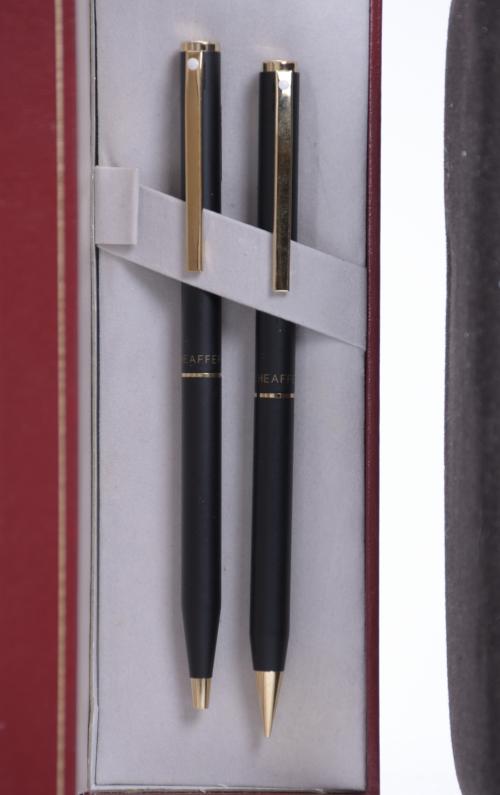 GROUP OF VARIOUS COMMEMORATIVE FOUNTAIN PENS, BALLPOINT PEN