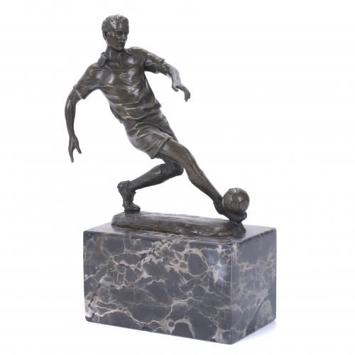 SCULPTURE OF A FOOTBALL PLAYER, 20TH CENTURY.