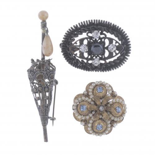 THREE BROOCHES IN ANTIQUE COSTUME JEWELLERY.