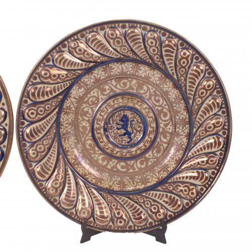 PAIR OF LARGE DISHES WITH METALLIC LUSTRE FROM MANISES, 19T