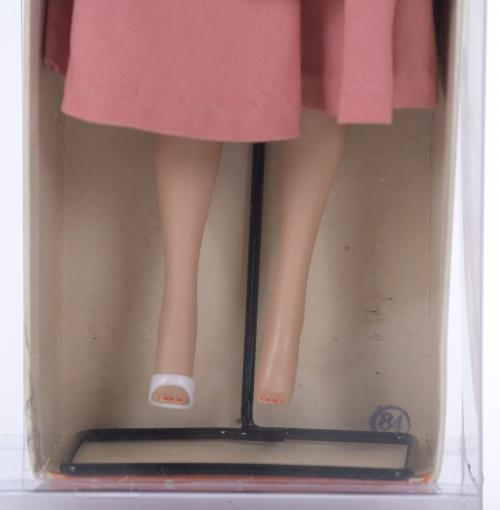 MATTEL. BARBIE DOLL MODEL "BRUNETTE - BUBBLE CUT" WITH "BAR