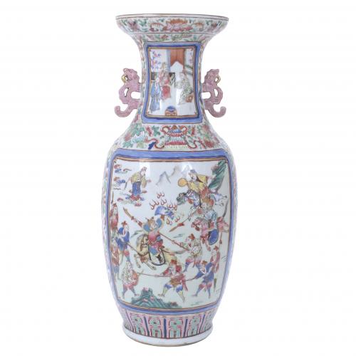 19TH CENTURY CHINESE SCHOOL. LARGE VASE IN ROSE FAMILY PORCELAIN, 19TH CENTURY.