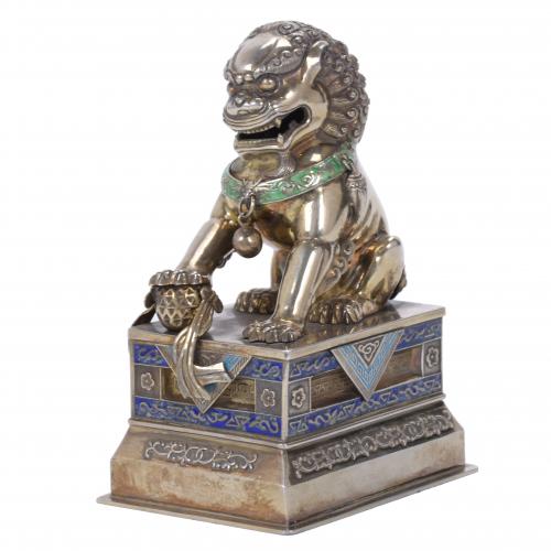 20TH CENTURY CHINESE SCHOOL. FU LION IN SILVER AND ENAMEL.