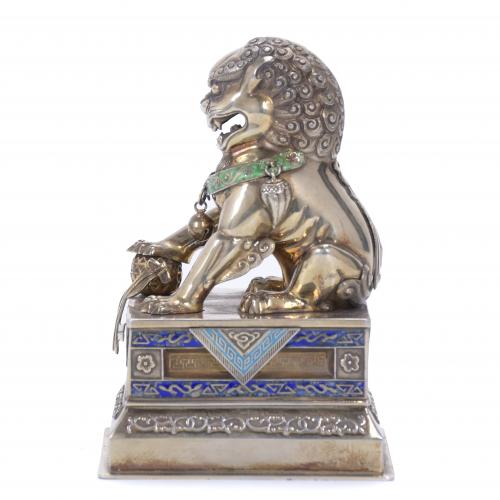 20TH CENTURY CHINESE SCHOOL. FU LION IN SILVER AND ENAMEL.