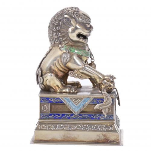 20TH CENTURY CHINESE SCHOOL. FU LION IN SILVER AND ENAMEL.