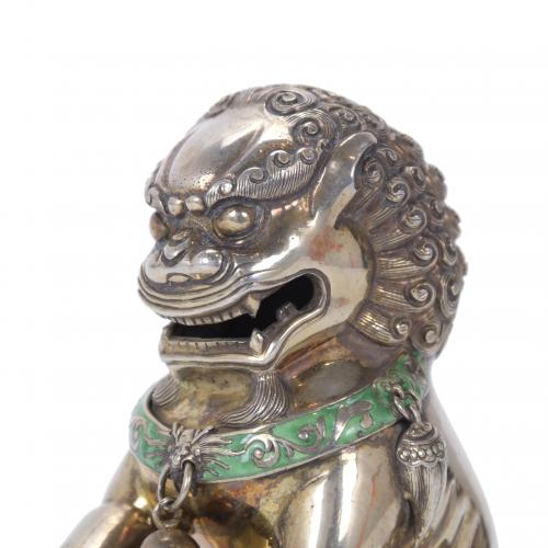 20TH CENTURY CHINESE SCHOOL. FU LION IN SILVER AND ENAMEL.