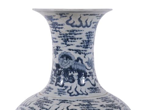 19TH CENTURY CHINESE SCHOOL. LARGE TEMPLE VASE.