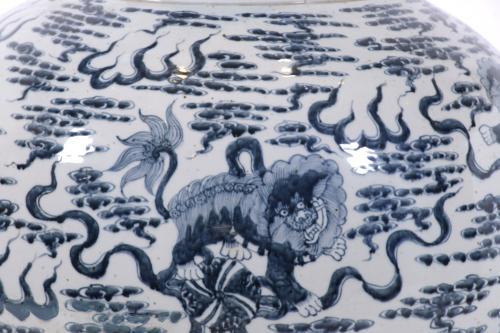 19TH CENTURY CHINESE SCHOOL. LARGE TEMPLE VASE.